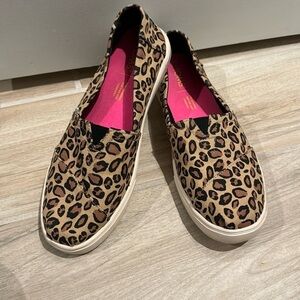 TOMS Leopard Print Slip ons Sneakers Women - Size 7-‎ Great Condition